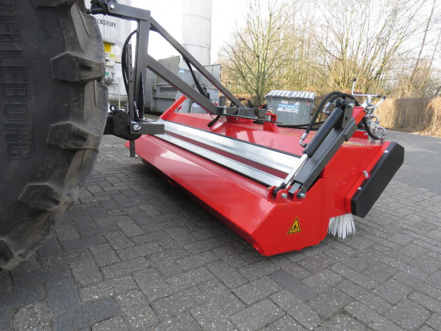 Sweeper 190cm with hydraulicly moving dirt collector