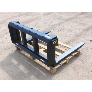 Skid-steer connection Kubota front loader pallet forks