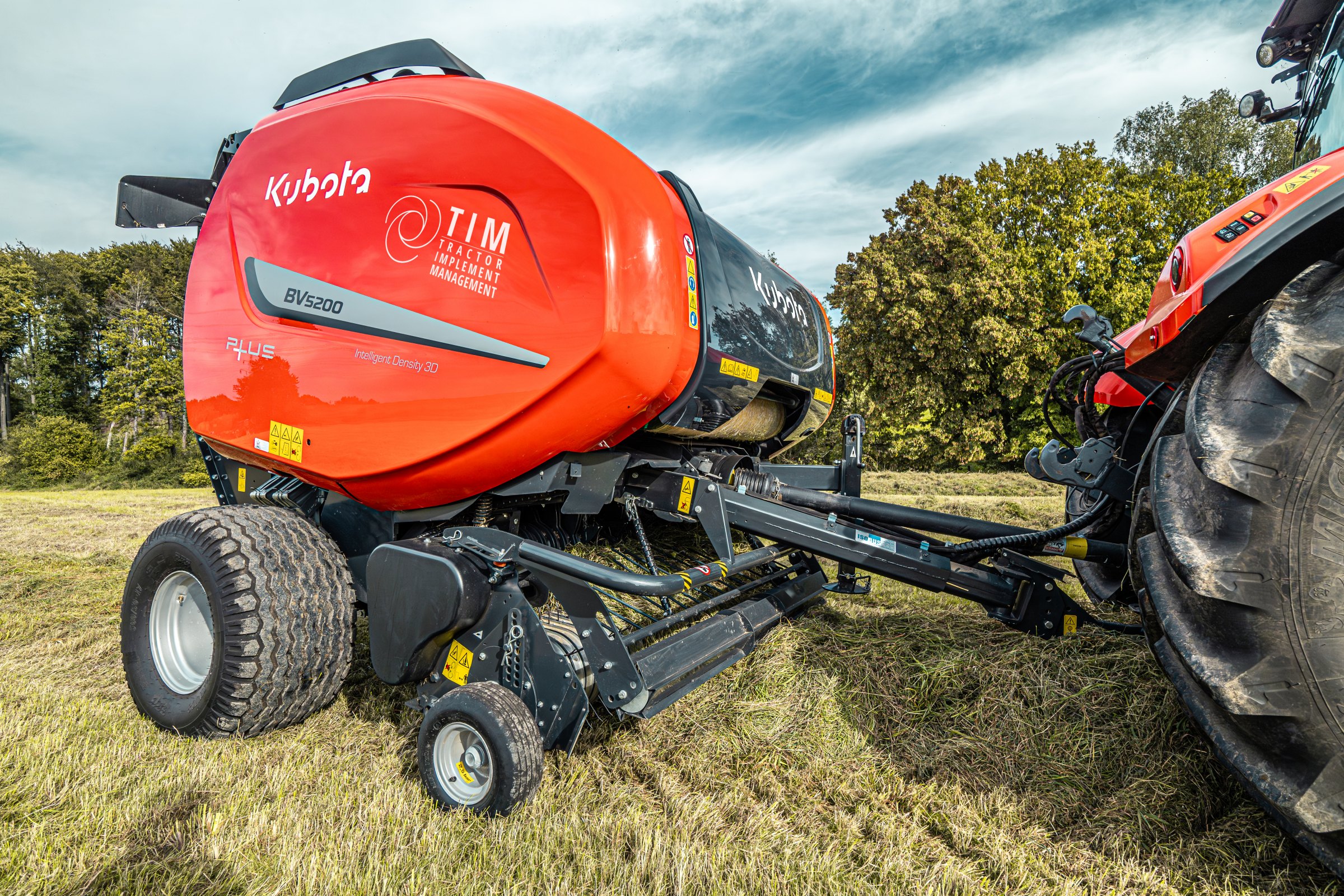 Kubota ruloonpressid on nüüd varustatud täiustatud Tractor Implement Management (TIM) funktsioonidega.