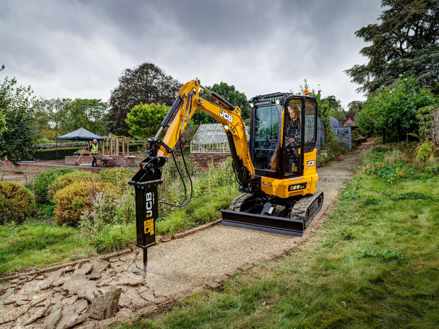 JCB pristato naujus kompaktiškus ekskavatorius – 25Z ir 26C