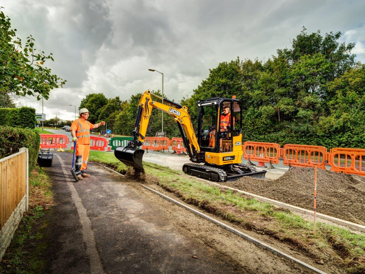 JCB laiž klajā 2,5 tonnu mini ekskavatoru 25Z-1