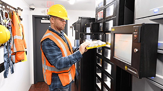 Kā efektīvi pārvaldīt noliktavas krājumus ražošanā? SmartSTOKK automātu priekšrocības