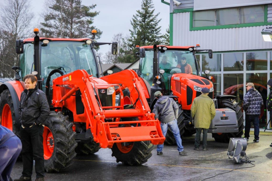 Kubota M135GX ja lipulaev M7171